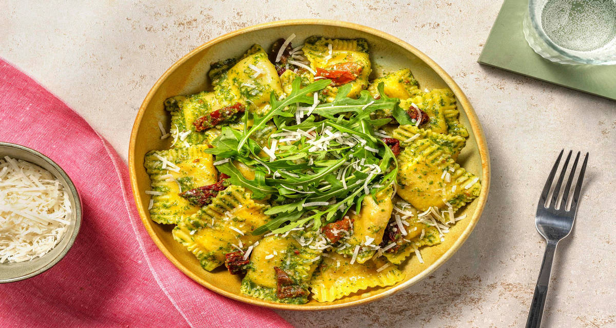 Verse ravioli met groene pesto 2 porties | met semi-gedroogde tomaat, rucola en pecorino