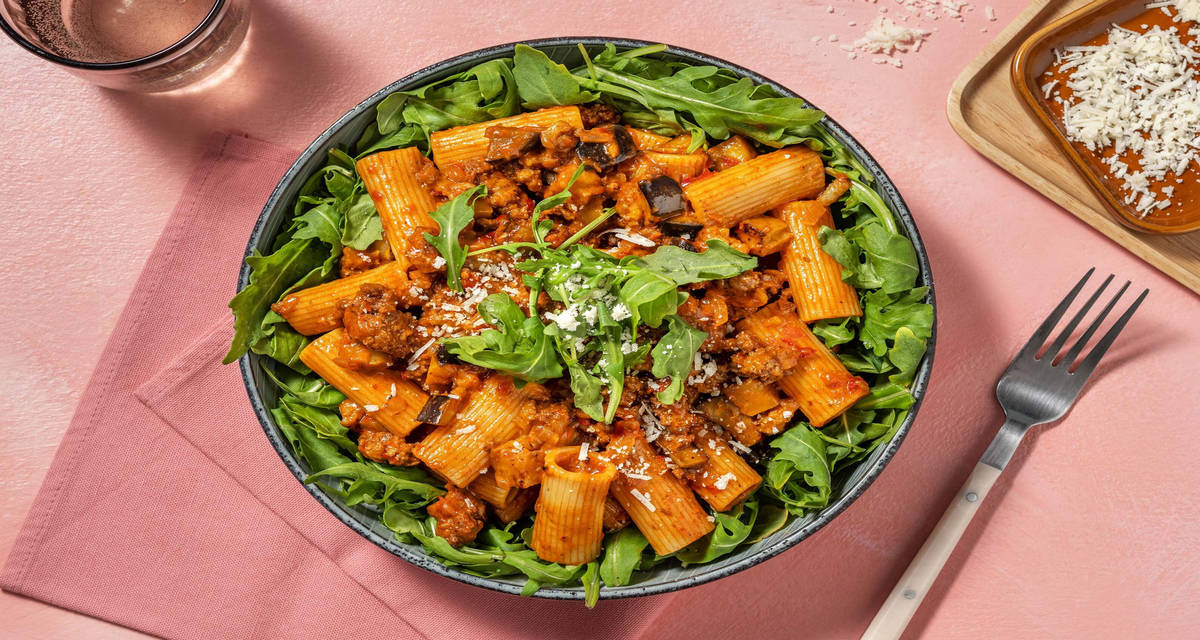 Rigatoni met rundergehakt in aubergine-roomsaus met tomatentapenade en rucola