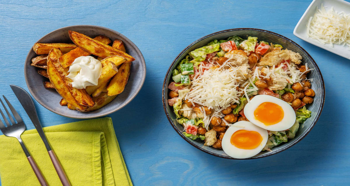 Caesar salade met geroosterde kikkererwten met friet, zelfgemaakte caesar dressing en croutons