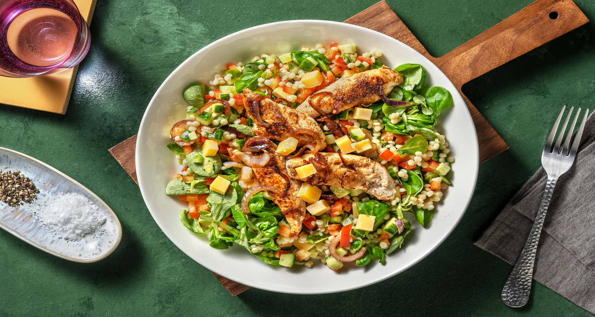 Salade de couscous perlé et poulet aux épices siciliennes concombre, poivron et sauce miel-moutarde