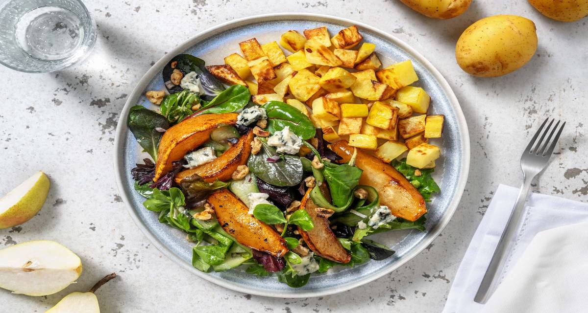Salade met peer, pittige blauwe kaas en walnoot met gepofte aardappelen en courgettelinten