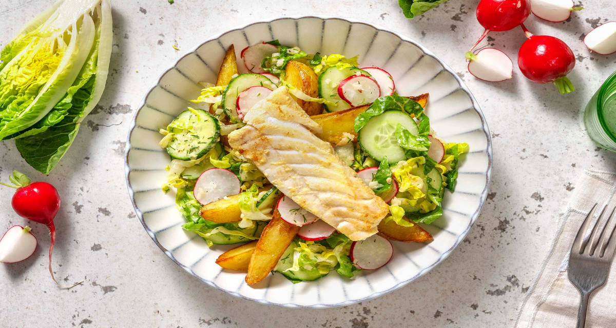 Salade scandinave et filet d'églefin à la moutarde lollo bionda, aneth et pommes de terre sautées