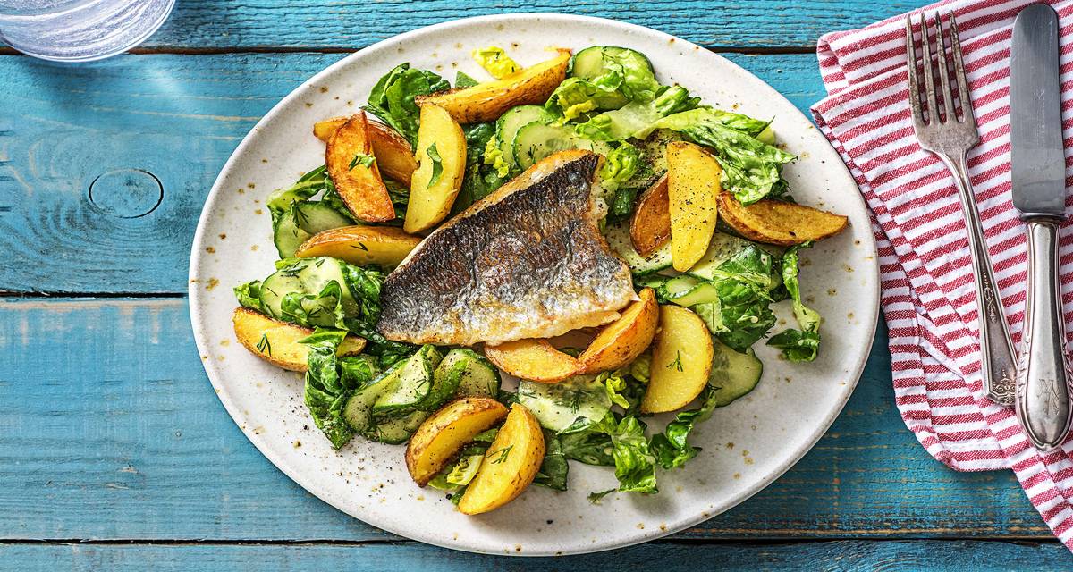 Salade scandinave et dorade Faites avec des pommes de terre et de l'aneth
