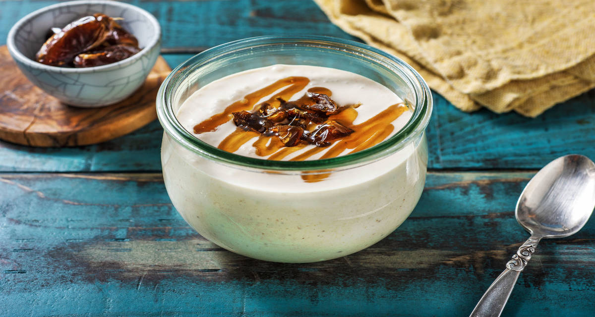 Smoothie à la banane au lait de coco et morceaux de dattes