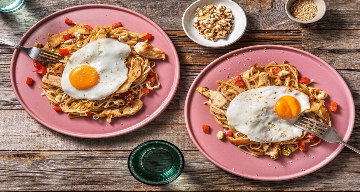Snelle wokschotel met gekruide kipfiletreepjes met udonnoedels, zelfgemaakte woksaus en een gebakken ei
