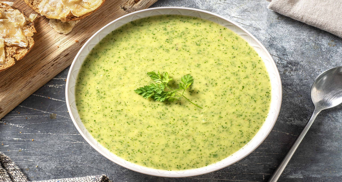 Soupe de cerfeuil accompagnée d'un petit pain au brie fondu