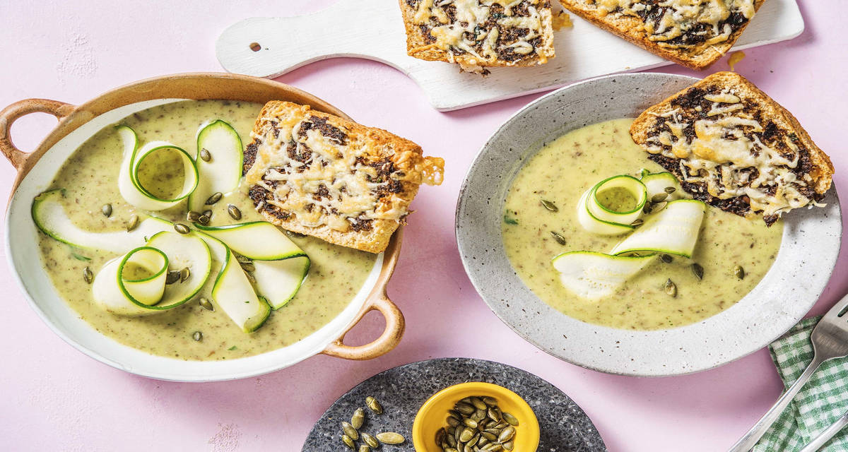 Courgettesoep met bospaddenstoelenpesto met een gegratineerd bruin tarwebroodje