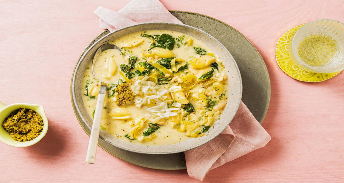 Frisse soep met verse conchiglie en pesto met spinazie, prei en pecorino