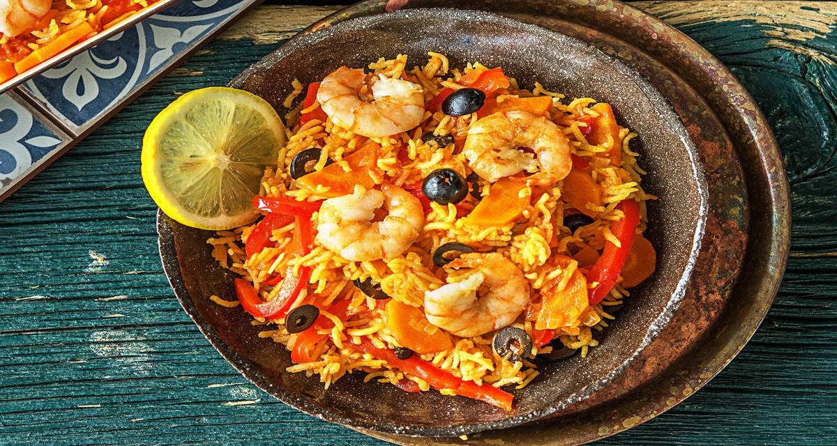 Riz aux crevettes à l'espagnole Avec des olives et du citron