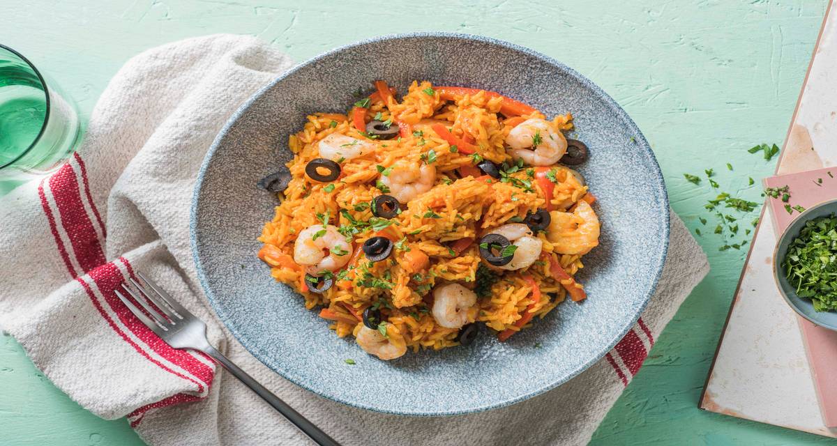 Plat de riz aux crevettes à l’espagnole Accompagné d'olives leccino et de coriandre
