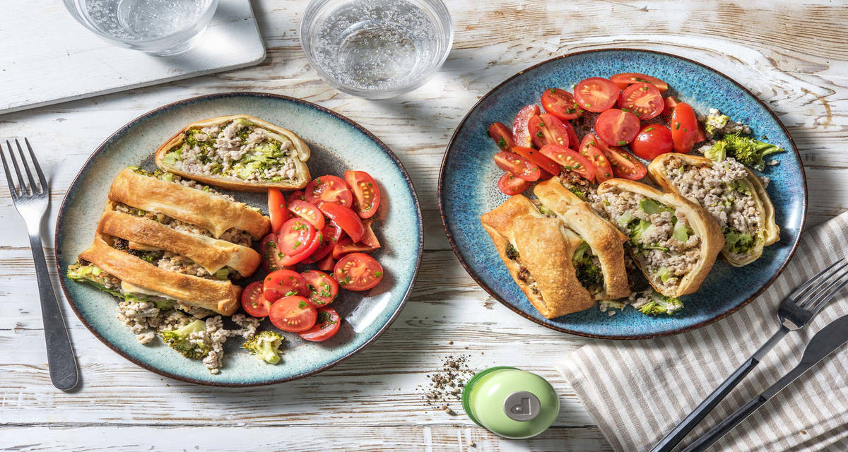 Feuilleté farci au poulet, brocoli et fromage frais accompagnée d'une salade de tomates