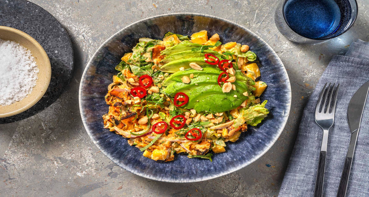 Tropische Salat-Bowl mit Süßkartoffel & Mango 