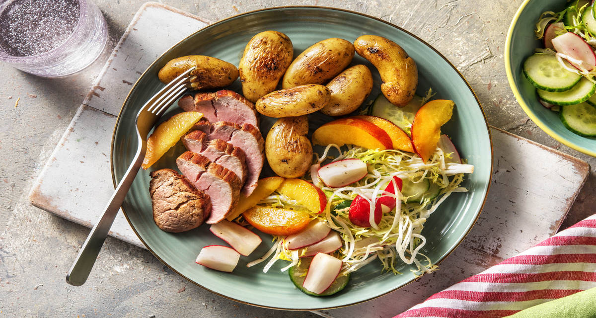 Filet mignon et salade d'été Accompagnés de grenailles et de nectarines poêlées