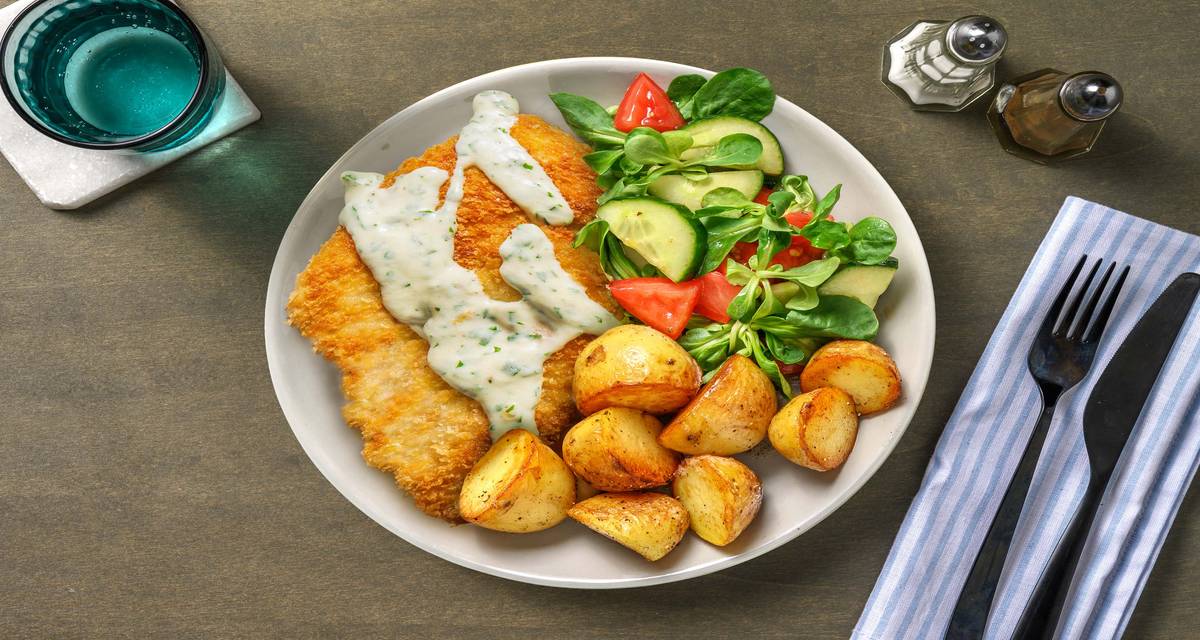 Escalope végétarienne à la crème de ciboulette accompagnée de grenailles rôties et d'une salade
