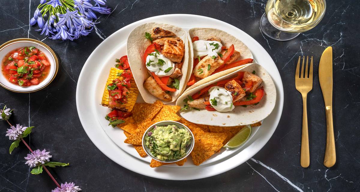 Tacos de poisson et guacamole maison épis de maïs, salsa de tomates et chips de tortillas épicées
