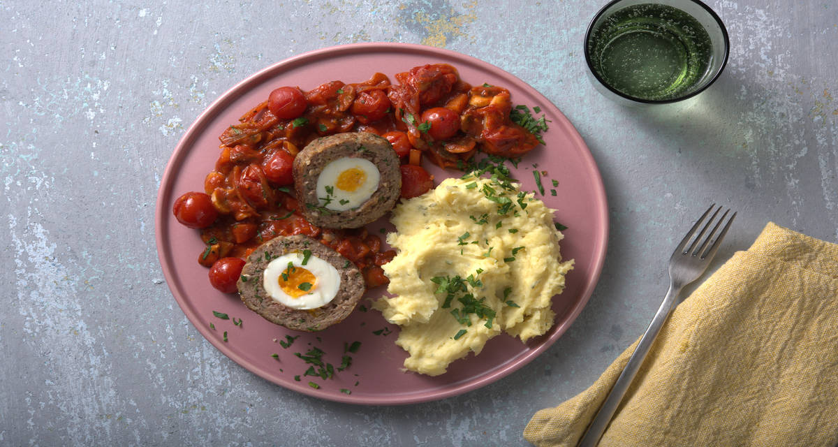 Œufs écossais et sauce tomate accompagnés d’une purée de pomme de terre-carotte