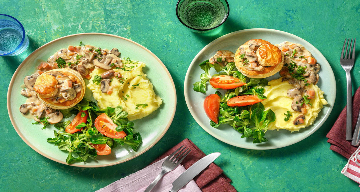 Vol-au-vent végétarien aux champignons servi dans un feuilleté, accompagné d’une purée de pommes de terre et d’une salade
