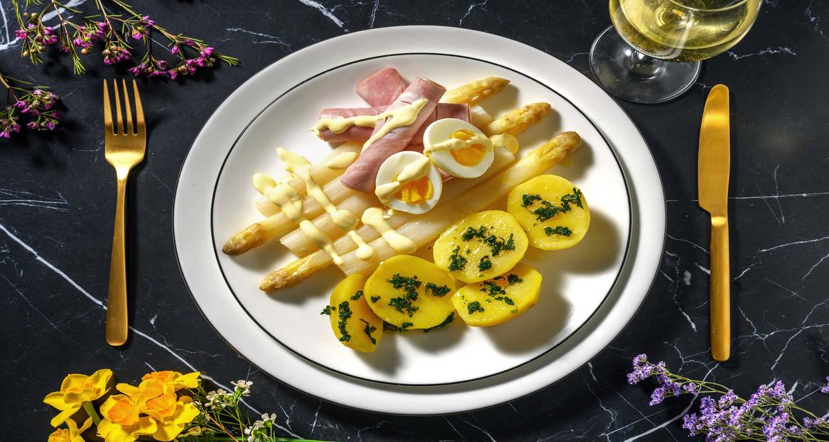Asperges blanches au jambon avec un œuf dur pommes de terre et sauce hollandaise