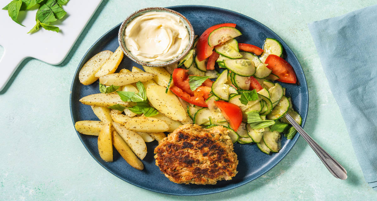 Burger de thon maison Accompagné d’une salade de tomates et concombres et de mayonnaise