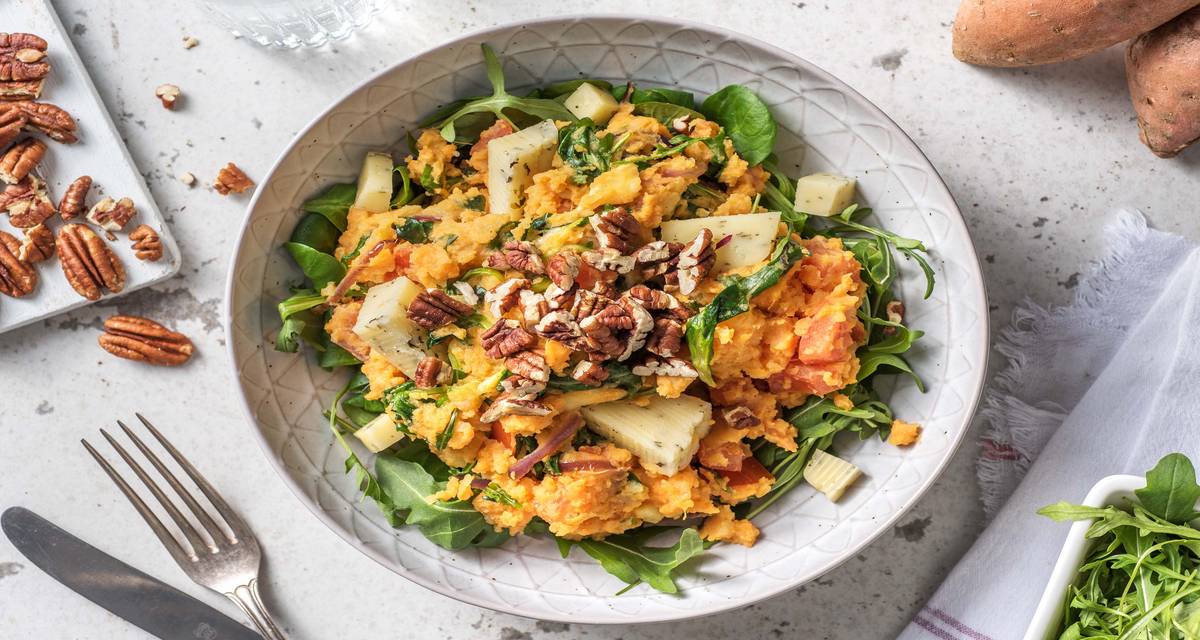 Stoemp de patate douce au fromage aux herbes accompagné de mâche, de roquette et de noix de pécan