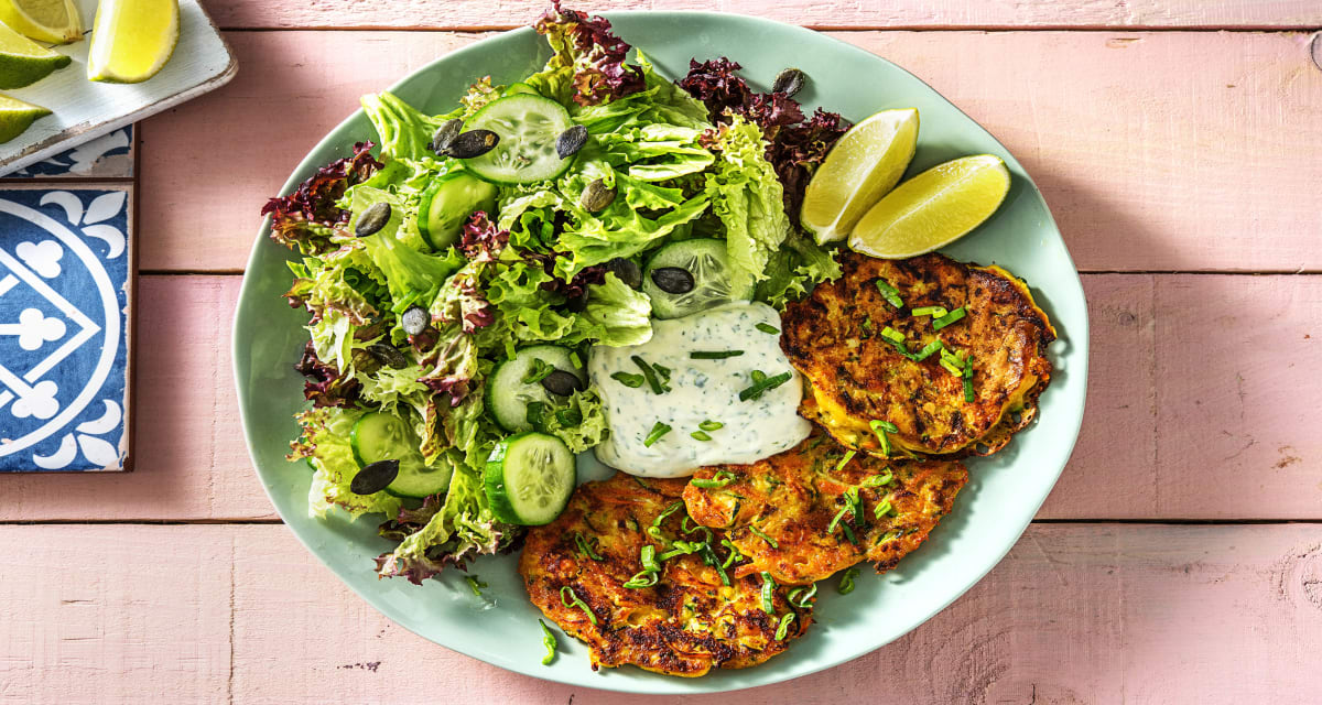 Zucchini-Käse-Puffer mit Petersilien-Dill-Dip Rezept | HelloFresh