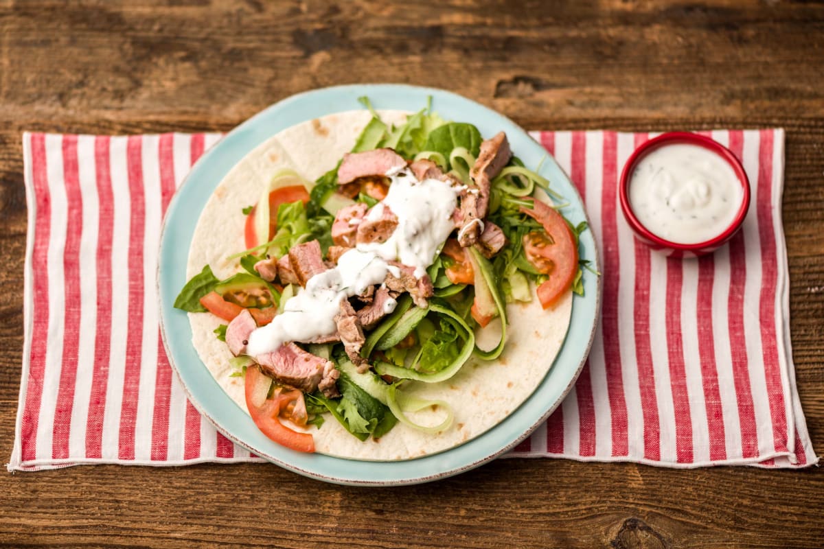 Griechische Rindshuftsteak-Wraps Rezept | HelloFresh