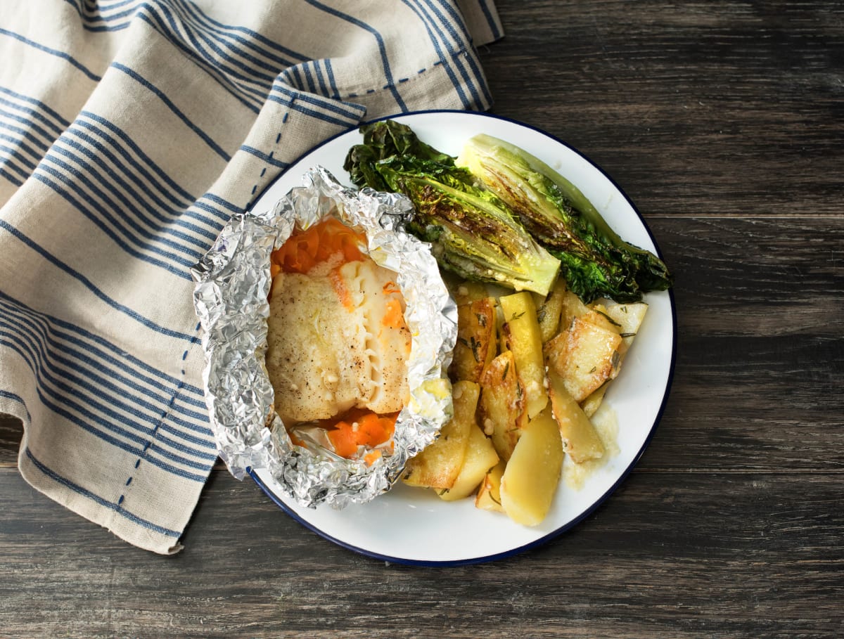 Vispakketje met aardappelen, gegrilde little gem en kaasdressing