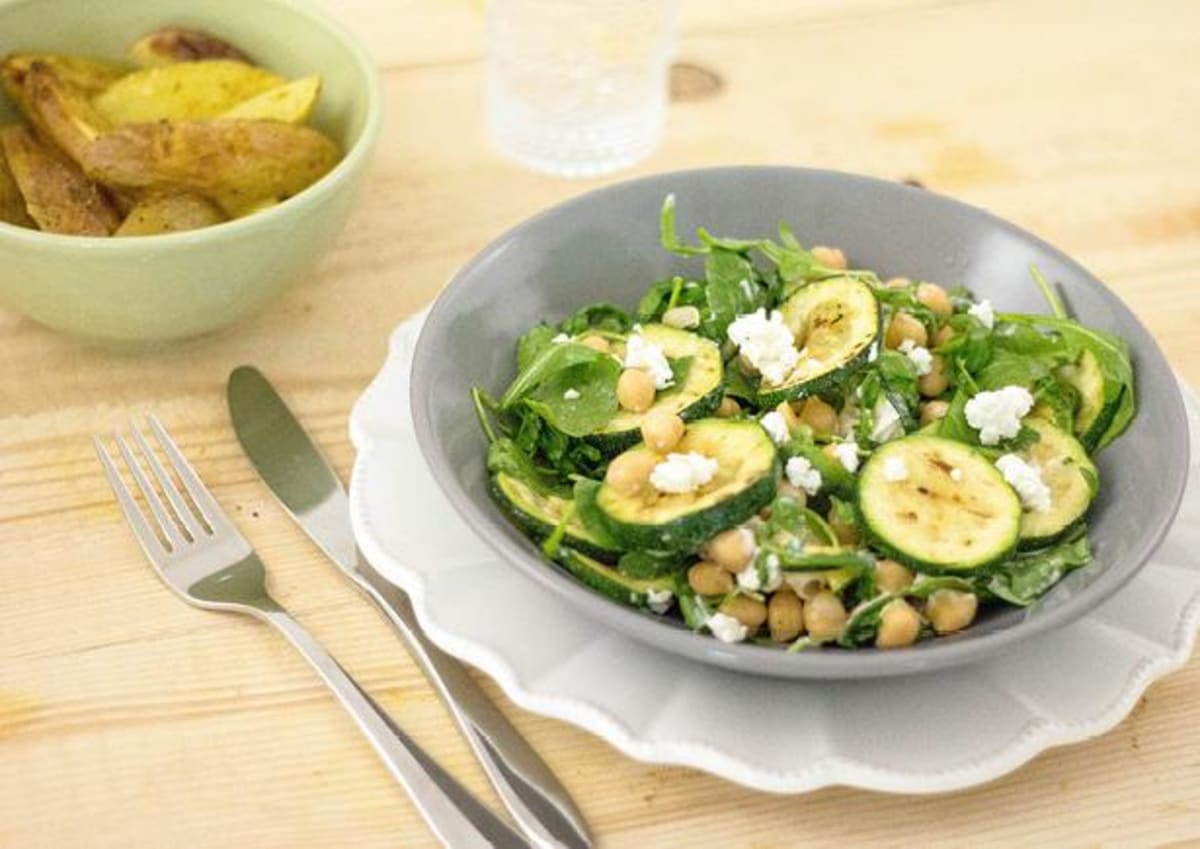 Ovenaardappelen met gegrilde courgette-kikkererwtensalade