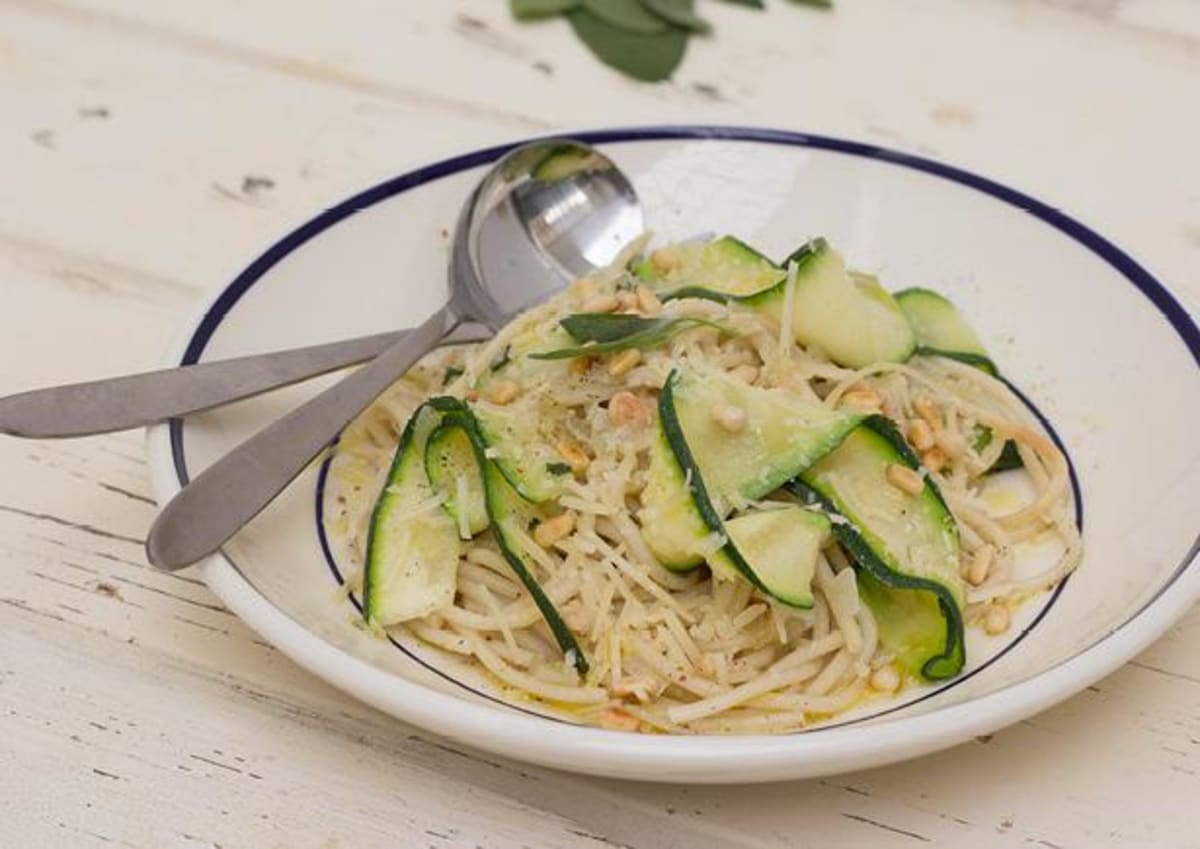 Volkoren spaghetti met courgette en pijnboompitten