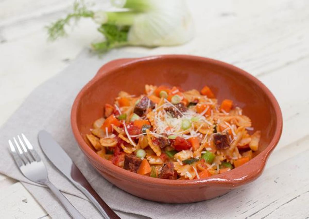 Farfalle met chorizo, groenten en pecorino