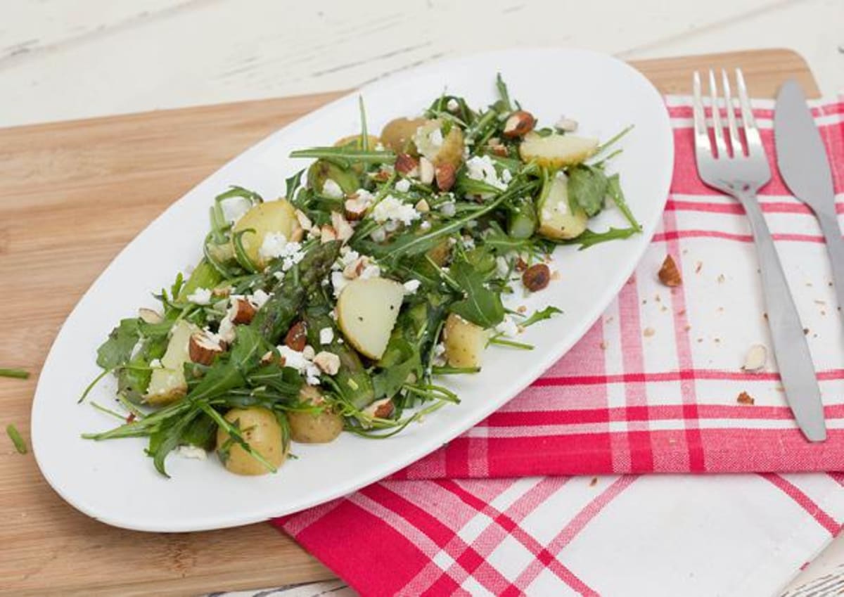 Lauwwarme krieltjessalade met gegrilde groene asperges en feta