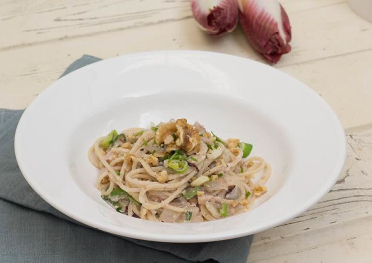 Romige spaghetti met walnoten, roodlof en bosui