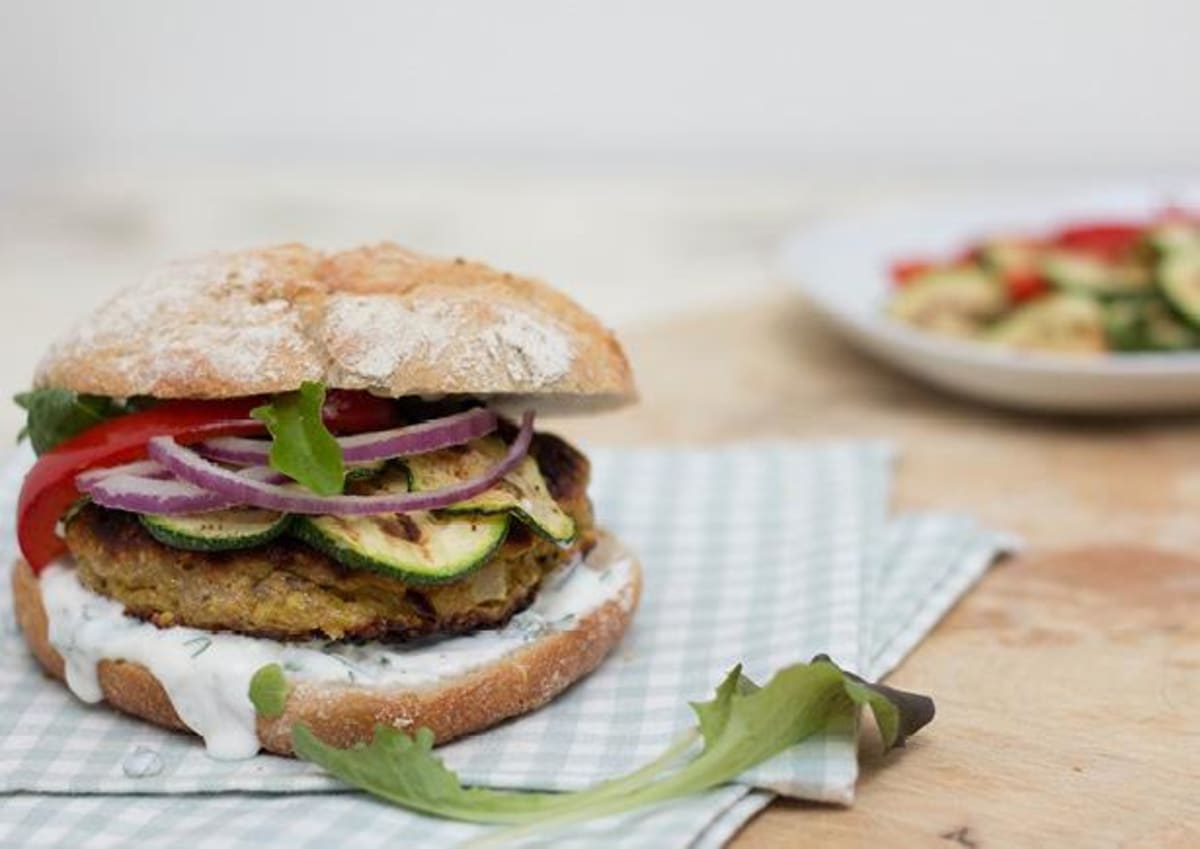 Broodje boekoeloekoeburger met gegrilde groenten