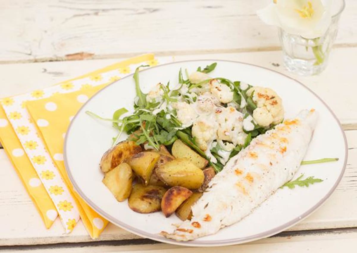 Gegrilde wijtingfilet met krieltjes en salade met geroosterde bloemkool