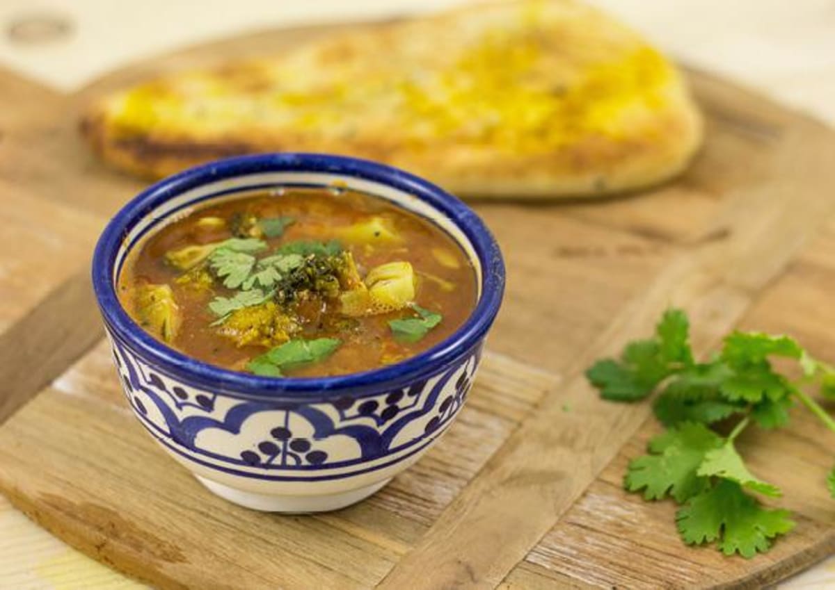 Indiase dahl met naanbrood en salade met gerookte makreel