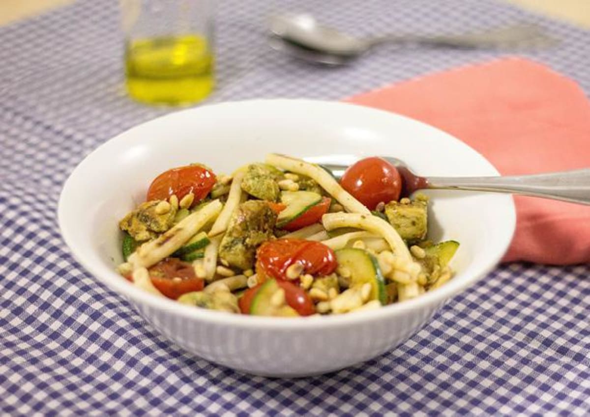 Frisse pasta met groene pesto en kalkoenreepjes