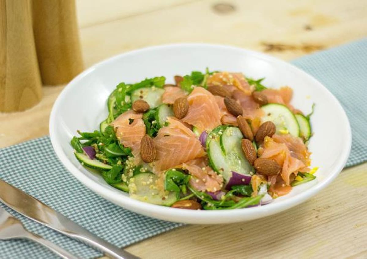 Volkoren bulgursalade met gerookte zalm en courgetteschijfjes