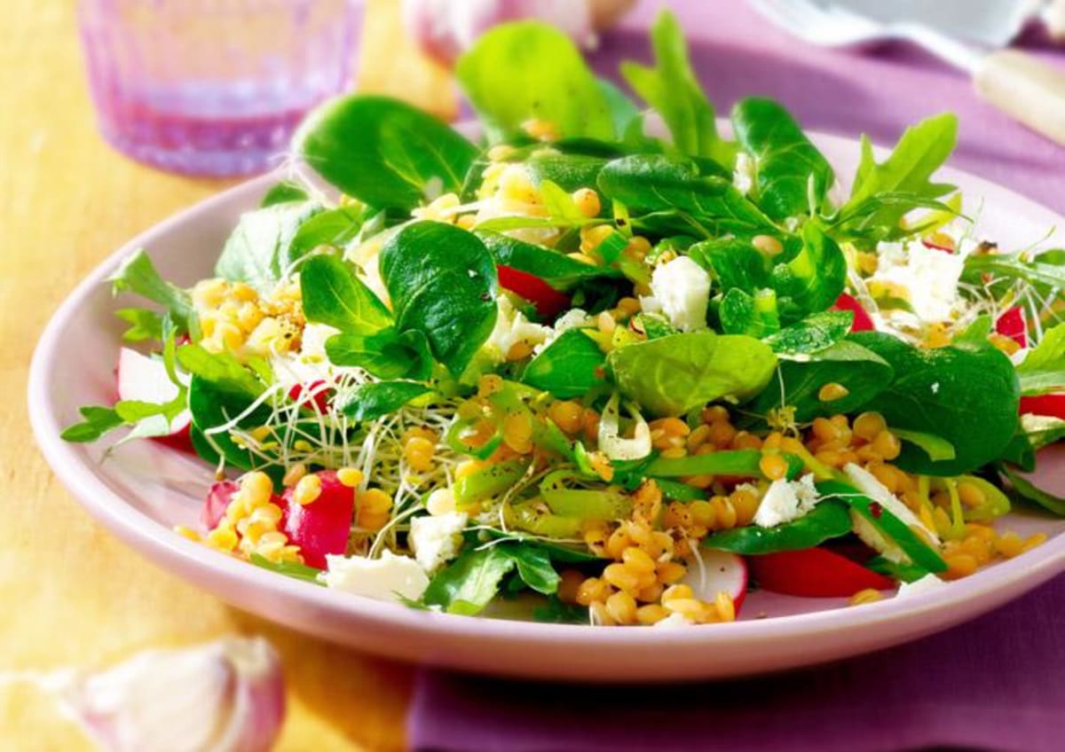 Salatteller mit Linsen und Feta Rezept | HelloFresh