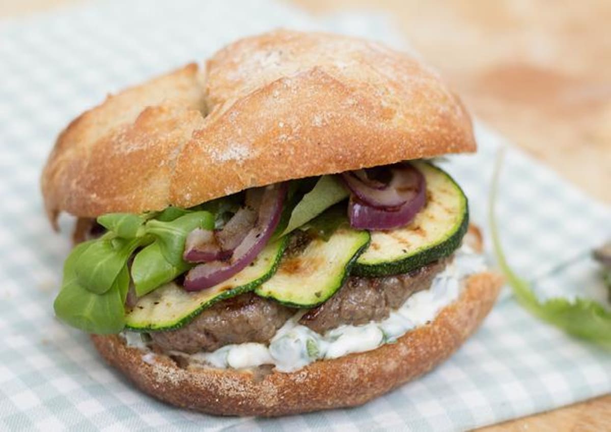 Broodje hamburger met gegrilde groenten