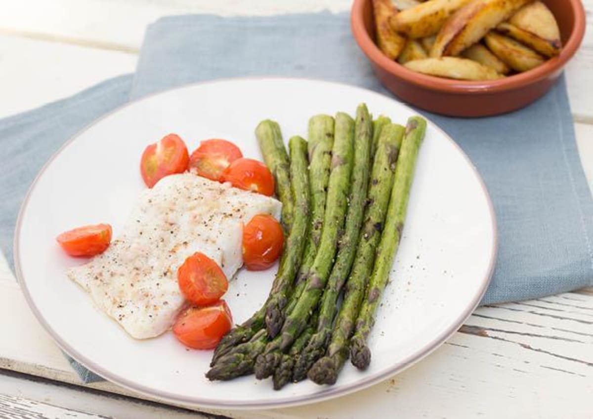 Vispakketje met gegrilde asperges en aardappelparten