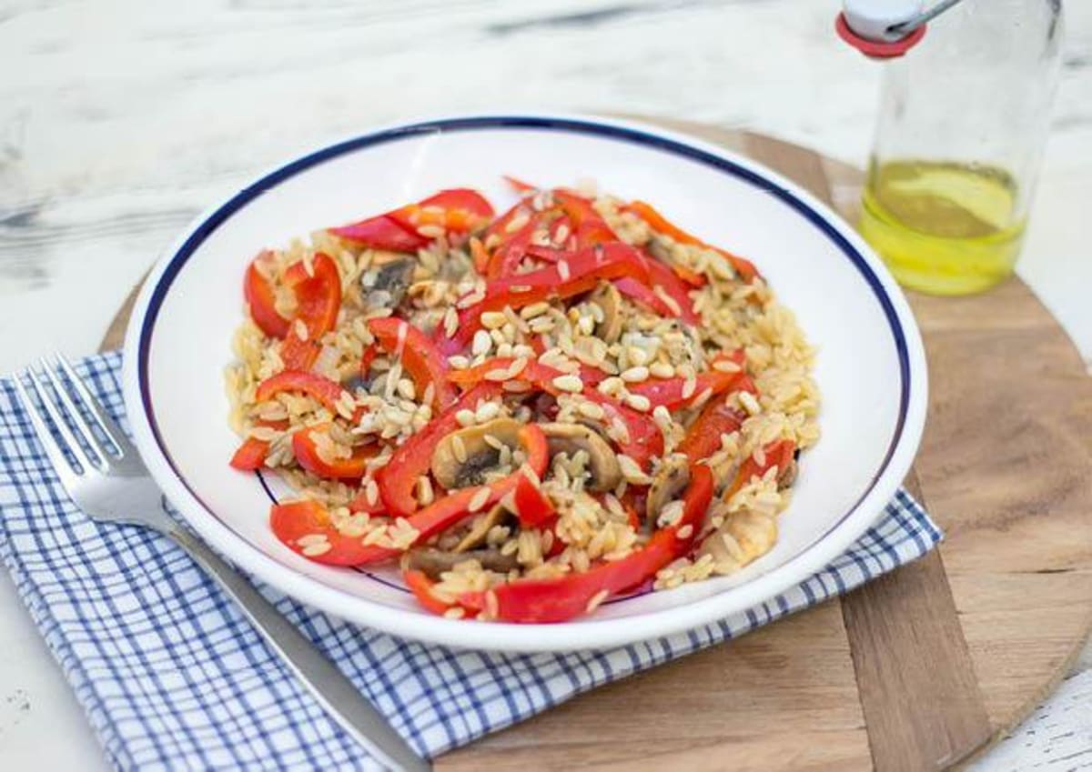 Orzo met rode paprika, champignons en oreganodressing