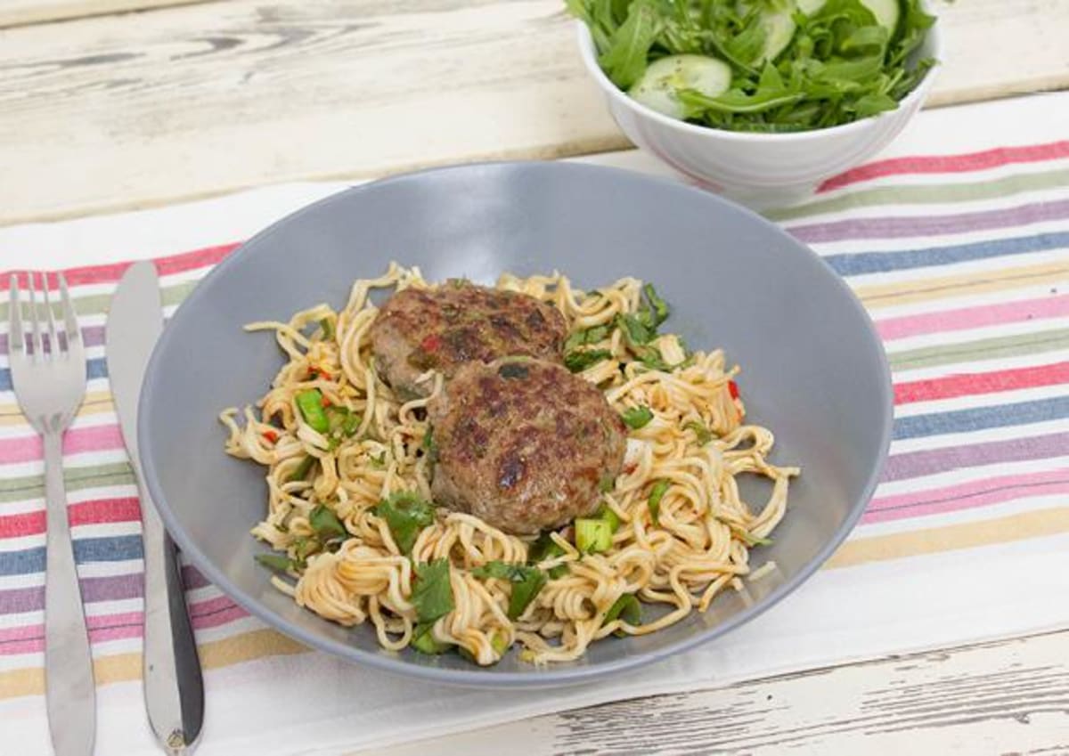 Thaise burgers met gewokte noedels en salade met Oosterse dressing