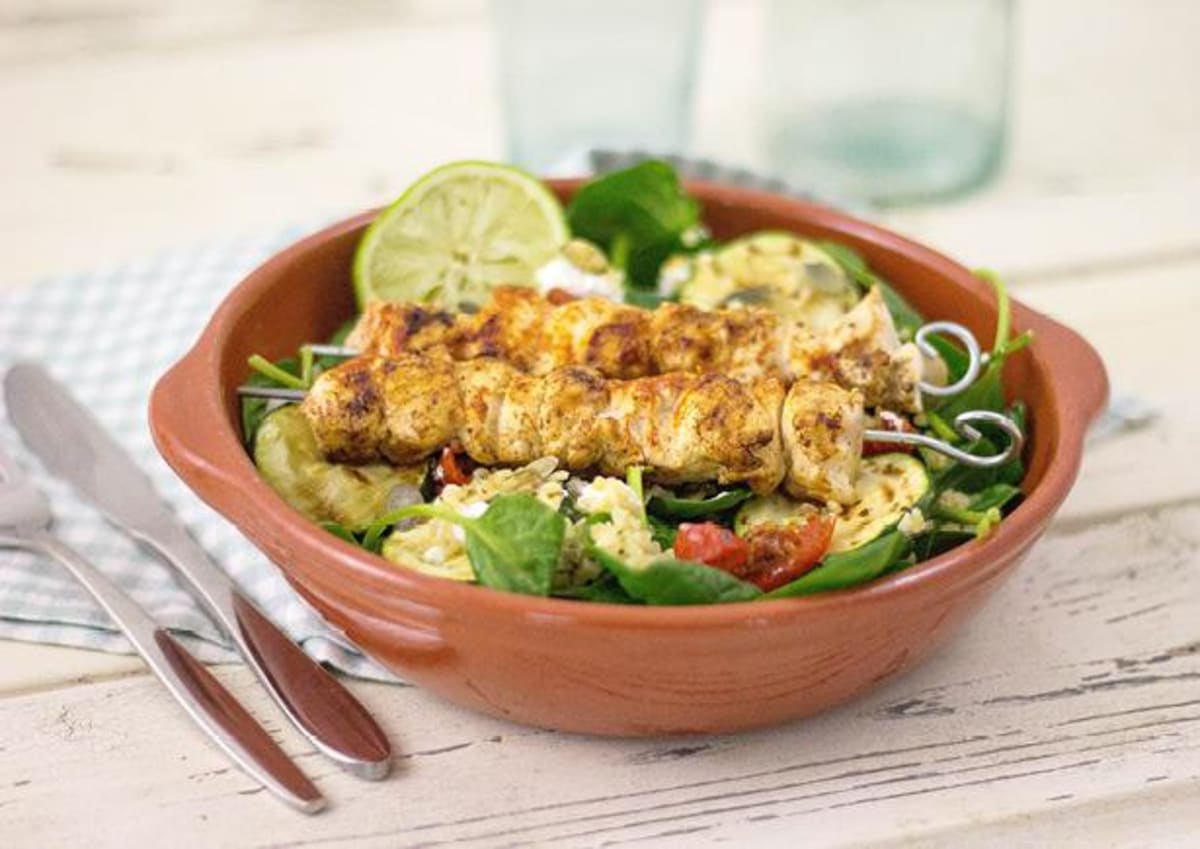 Volkoren bulgur met gegrilde courgette, spinazie en kruidige kipspies