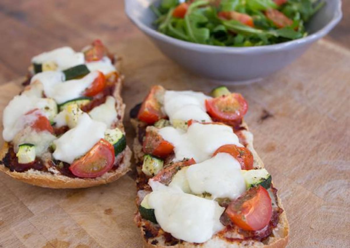 Pizza van ciabatta met buffelmozzarella