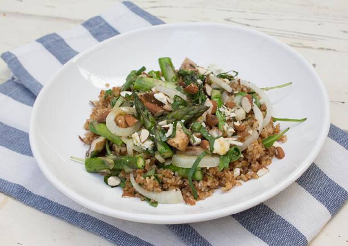 Bulgur met groene asperges, champignons en feta uit de oven