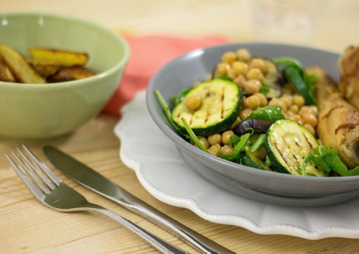 Gestoofde kip met gegrilde courgette-geitenkaassalade en ovenaardappels