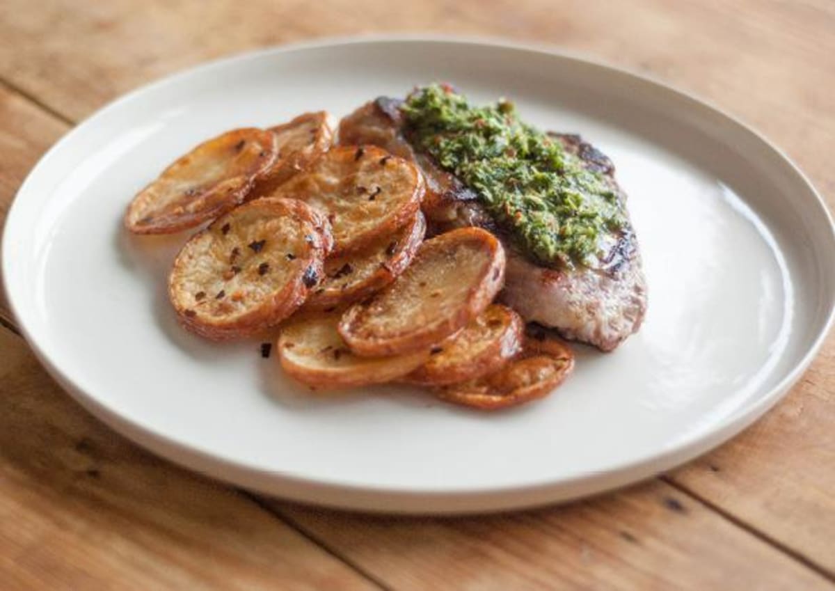 Biefstuk met chimichurri en frisse salade met rode bieten