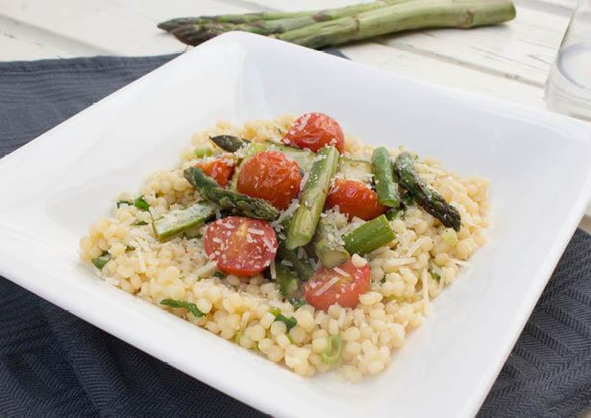 Parelcouscous met gegrilde asperges, cherrytomaten en amandelen 