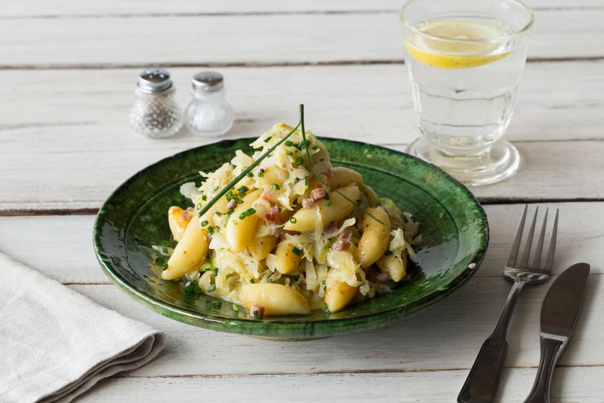 Kross Gebratene Schupfnudeln Mit Köstlicher Spitzkohl-Schinken-Soße ...