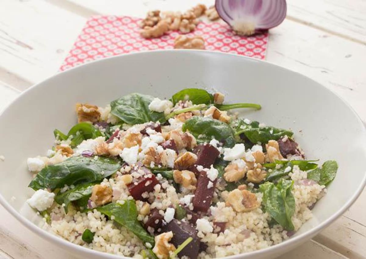 Volkoren couscous met een salade van babyspinazie, rode bieten en feta